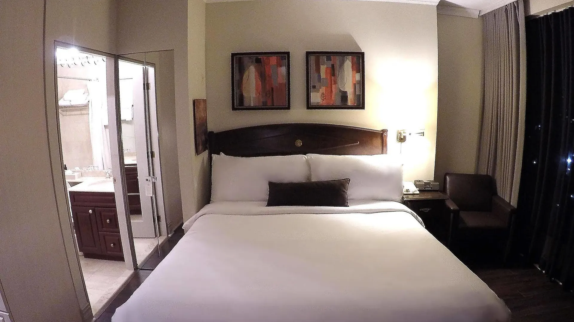 Grand Hotel & Suites Toronto 4*,